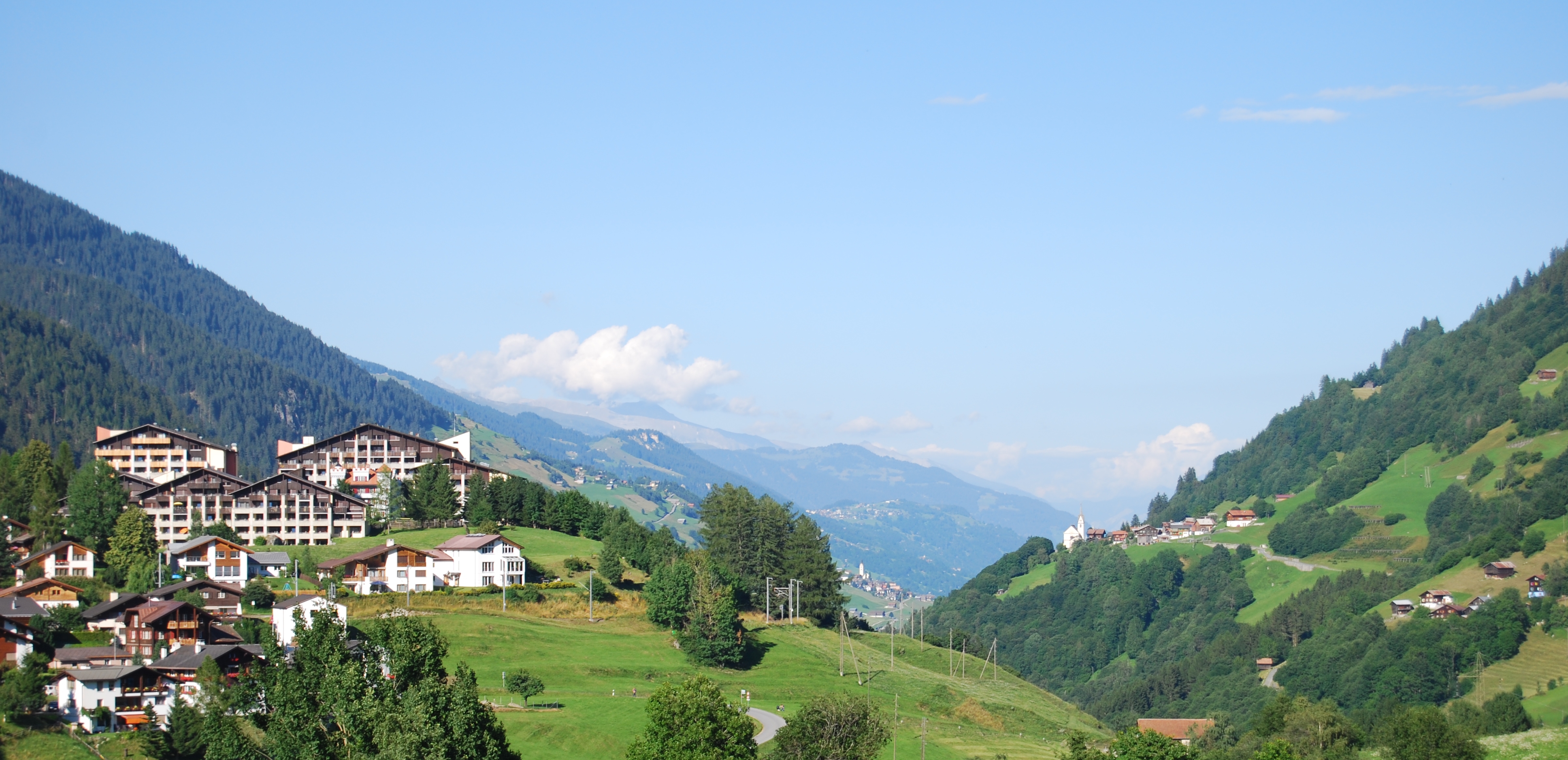 Blick auf Disentis und die umliegenden Hänge