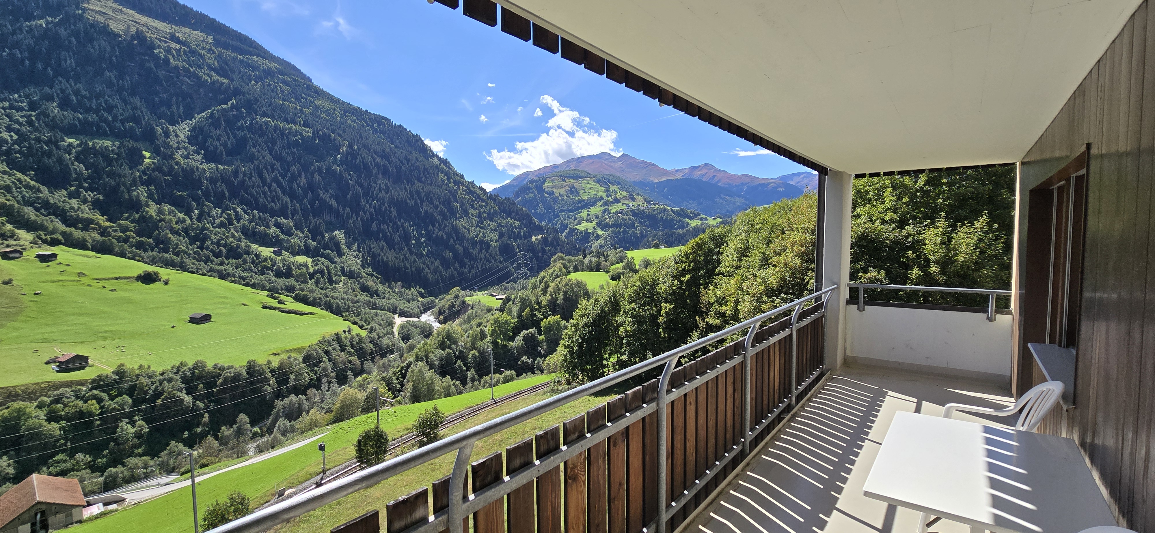 Südbalkon mit Blick auf die Berge