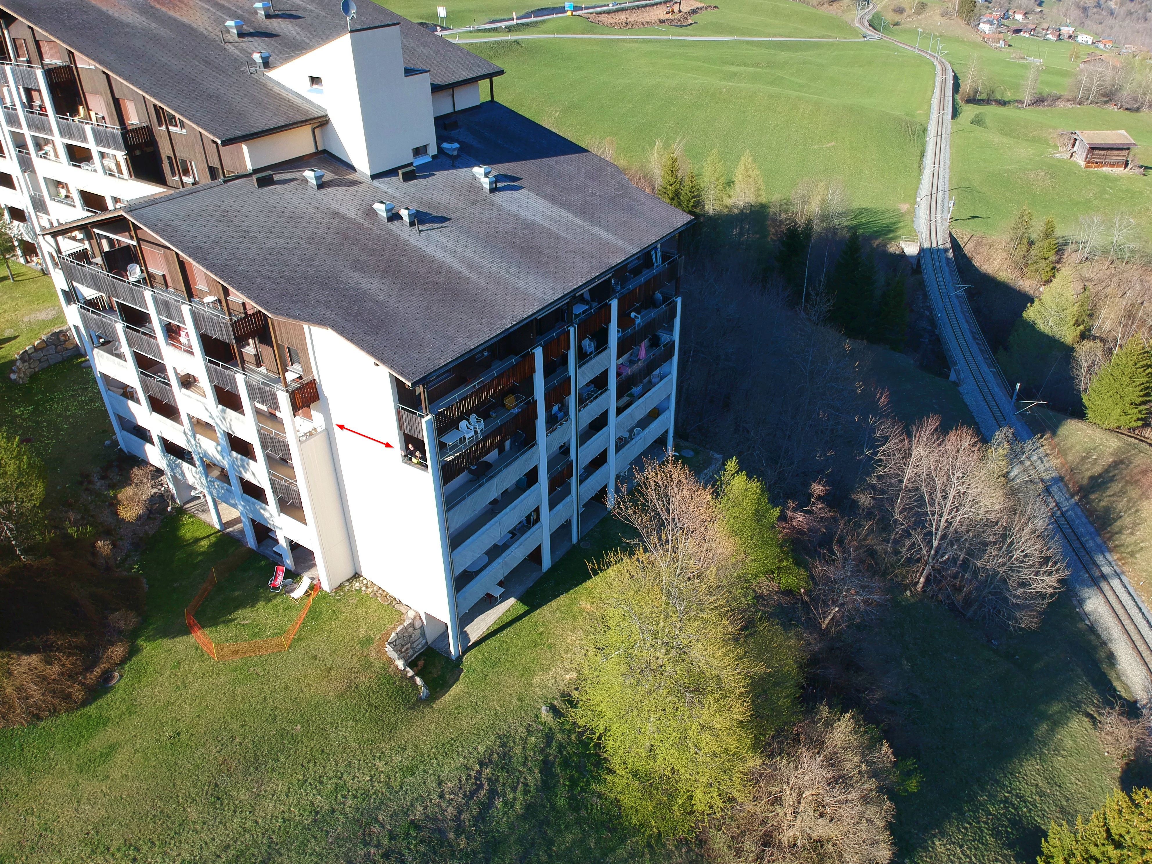 Zijaanzicht van het wooncomplex